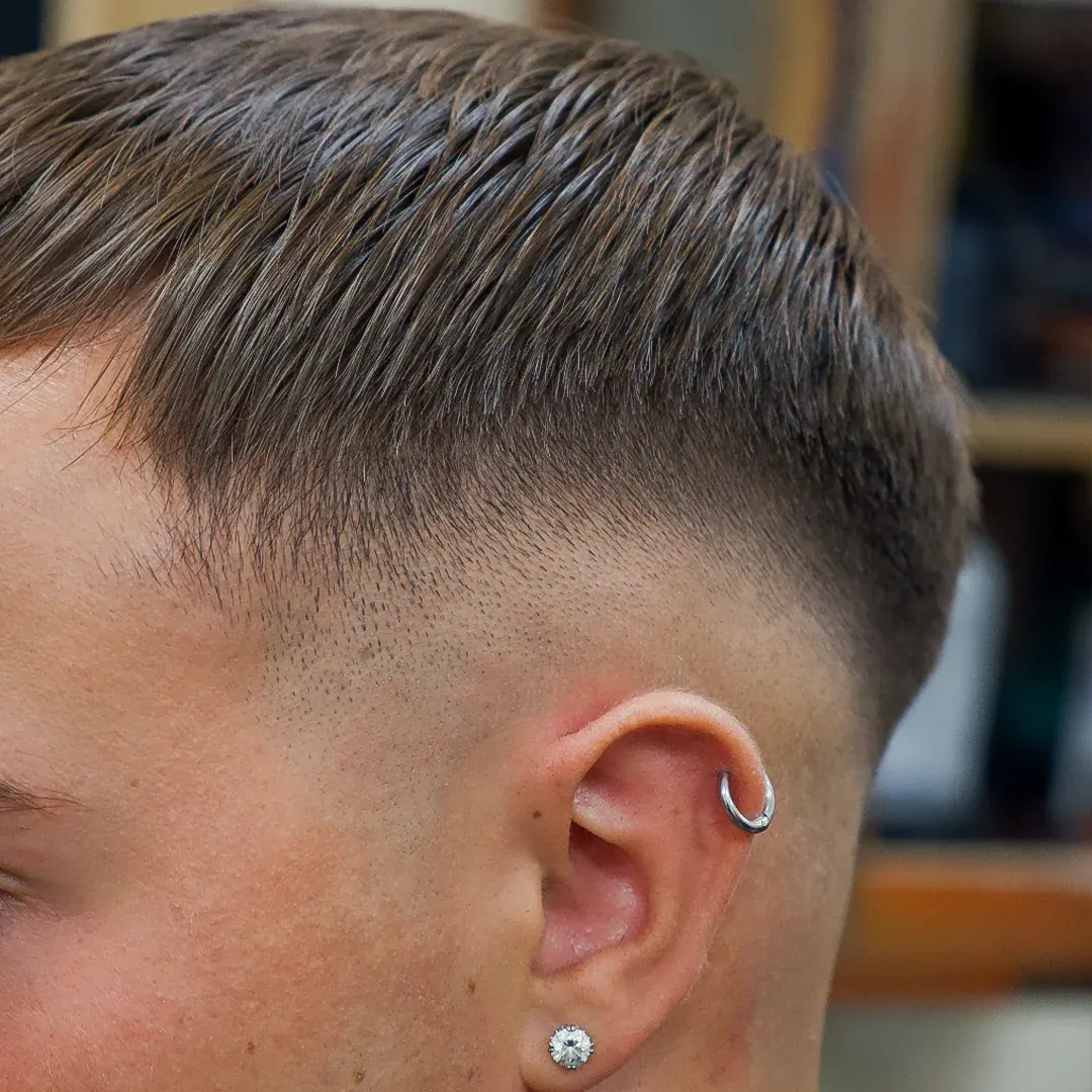 Närbild på en skin fade – håret graderas ända ned till ren hud