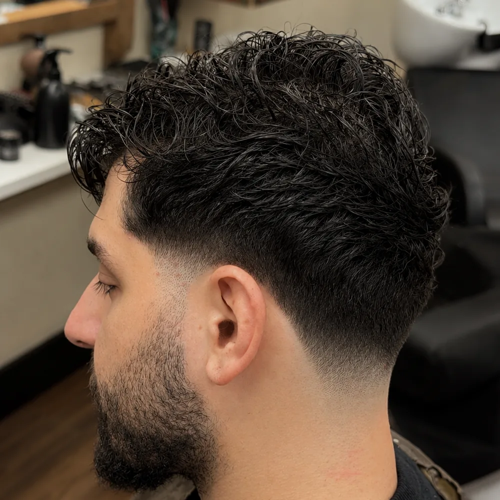 Low taper fade från sidan där faden kopplas ihop med skägget