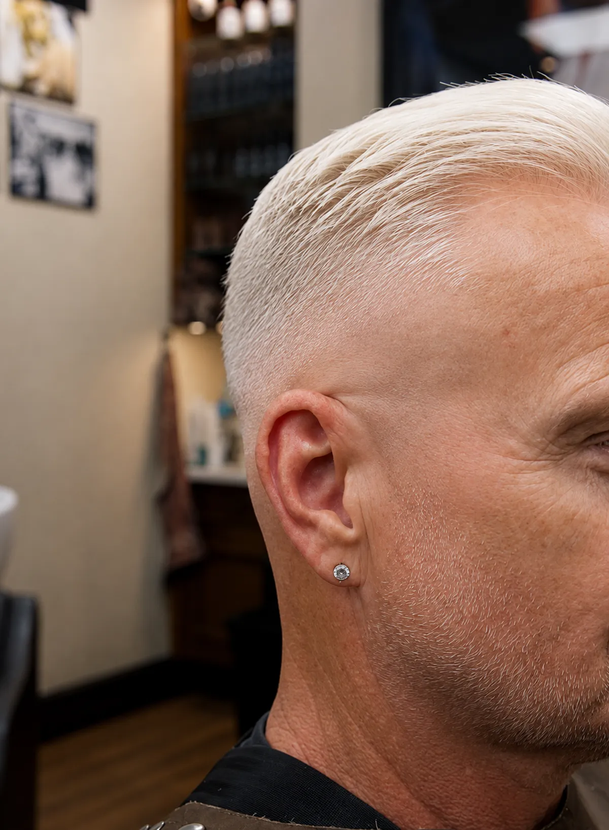 Närbild på skin fade vid tinning och öra på vitt hår