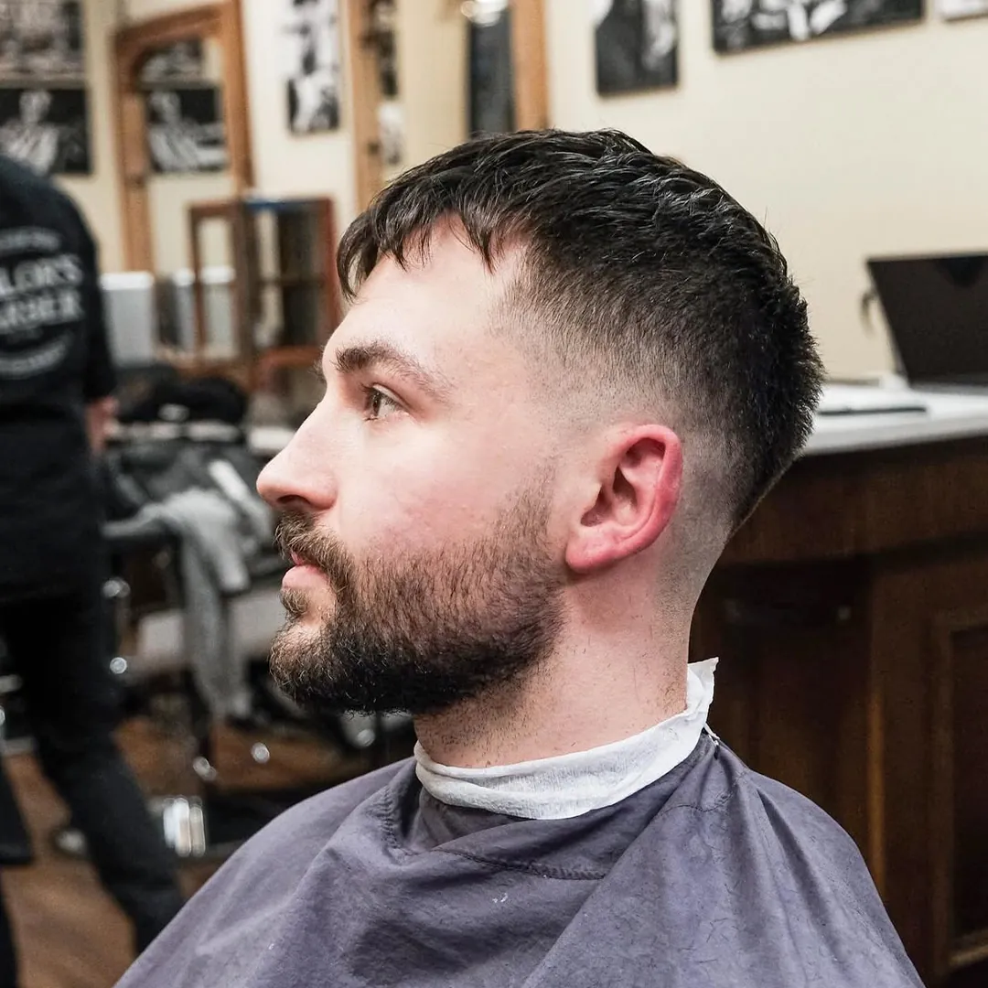 Kort välvårdat skägg i profil efter skäggtrimning hos Tailor's Barber