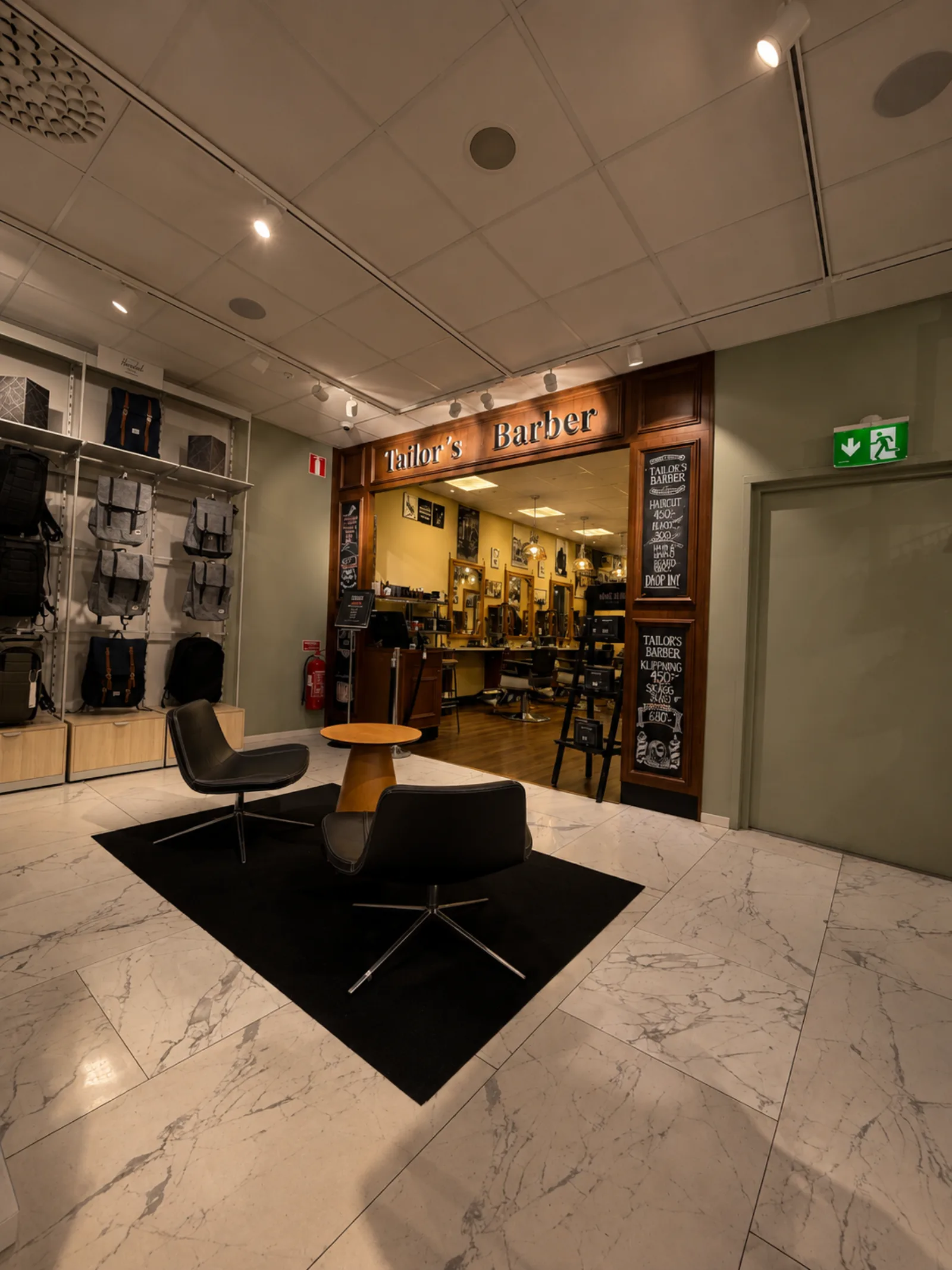 Entrén till Tailor's Barber i Åhléns City, Stockholm