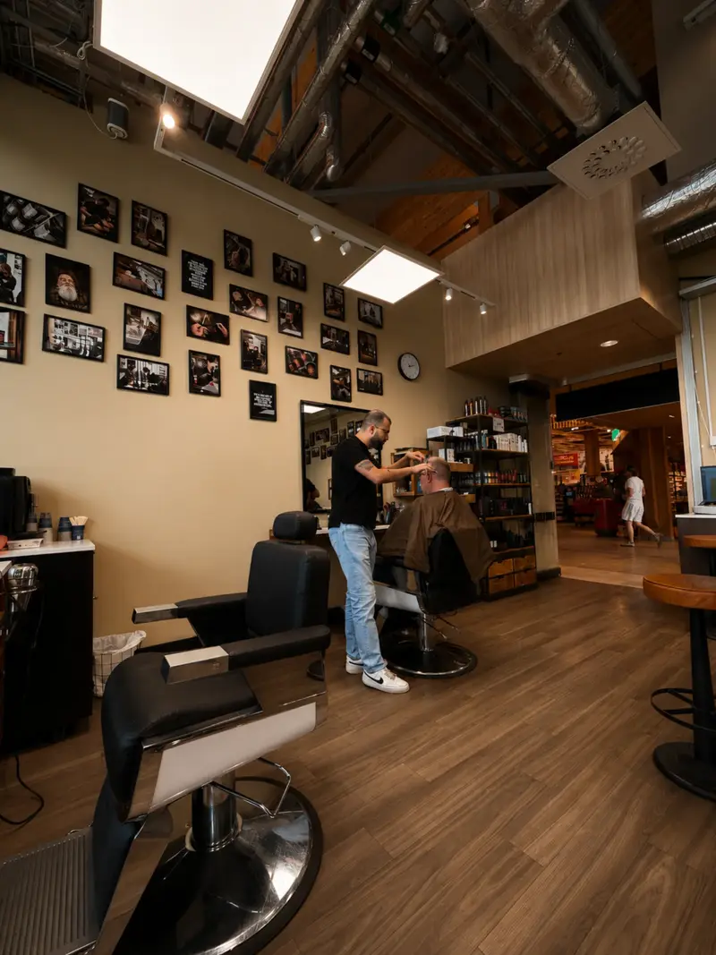 Barberarstation med fotovägg hos Tailor's Barber Åkersberga
