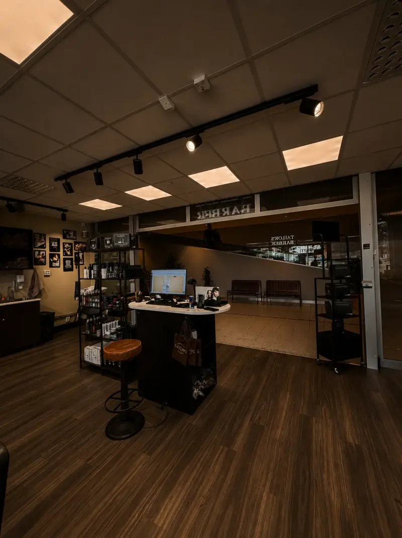 Interiör med produktdisk och väntsoffor hos Tailor's Barber Arninge