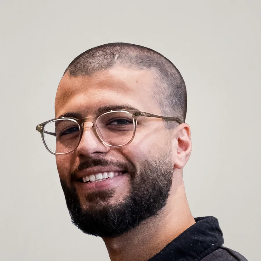 Tony, barberare på Tailor's Barber Täby Centrum