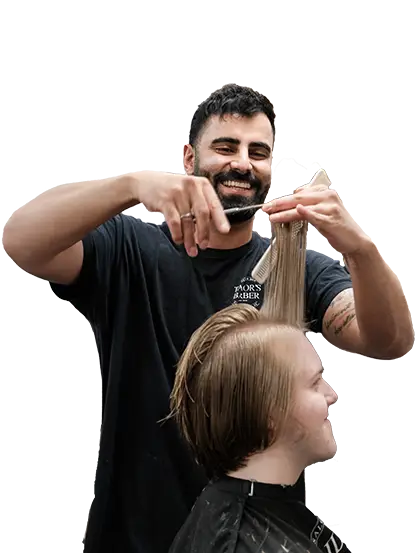 barber i stockholm som är glad medans hans klipper sin kunds hår med sax för en herrklippning.