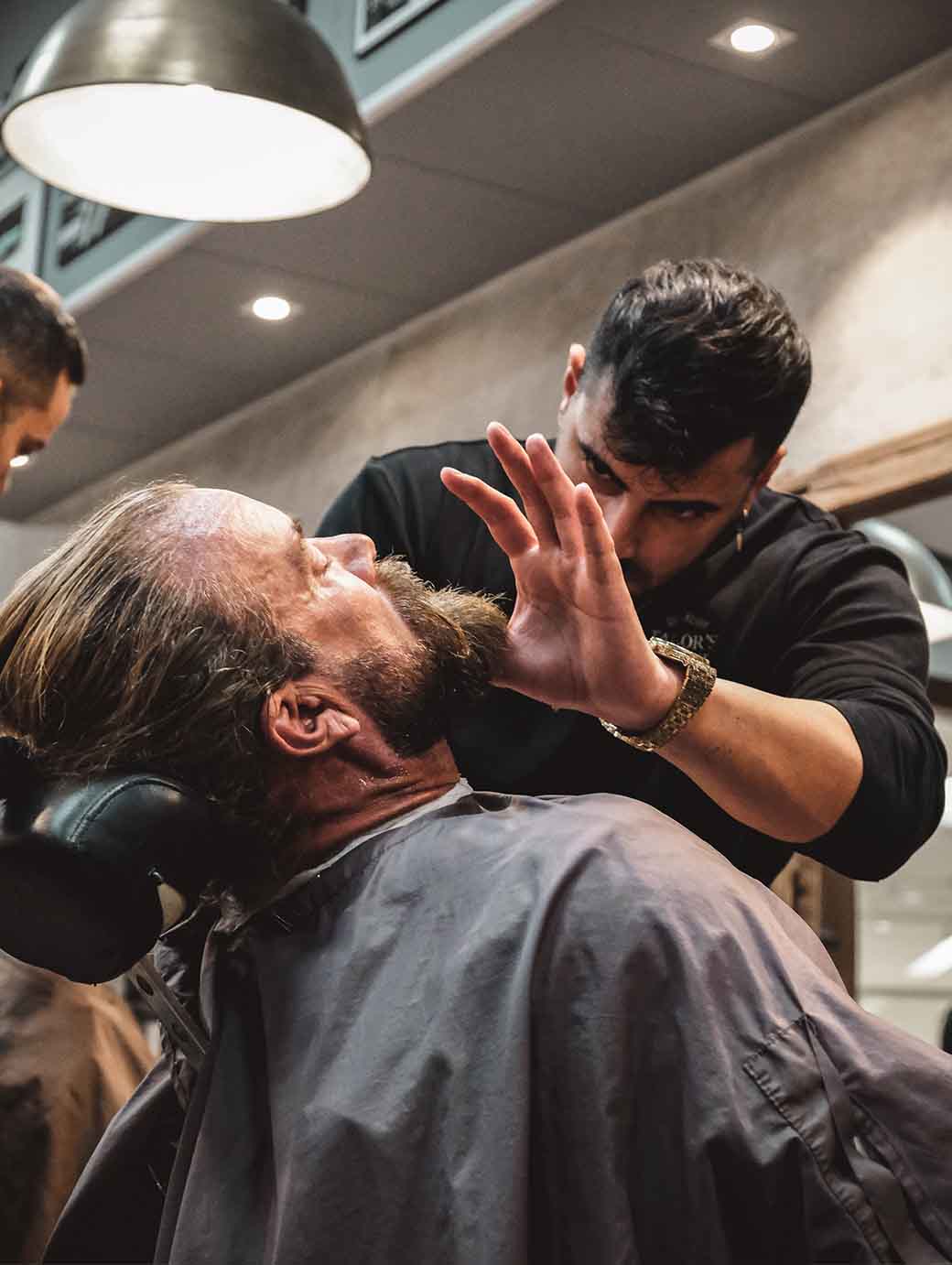 Jan Emanuel får sitt skägg behandlat med kniv hos barberare stockholm
