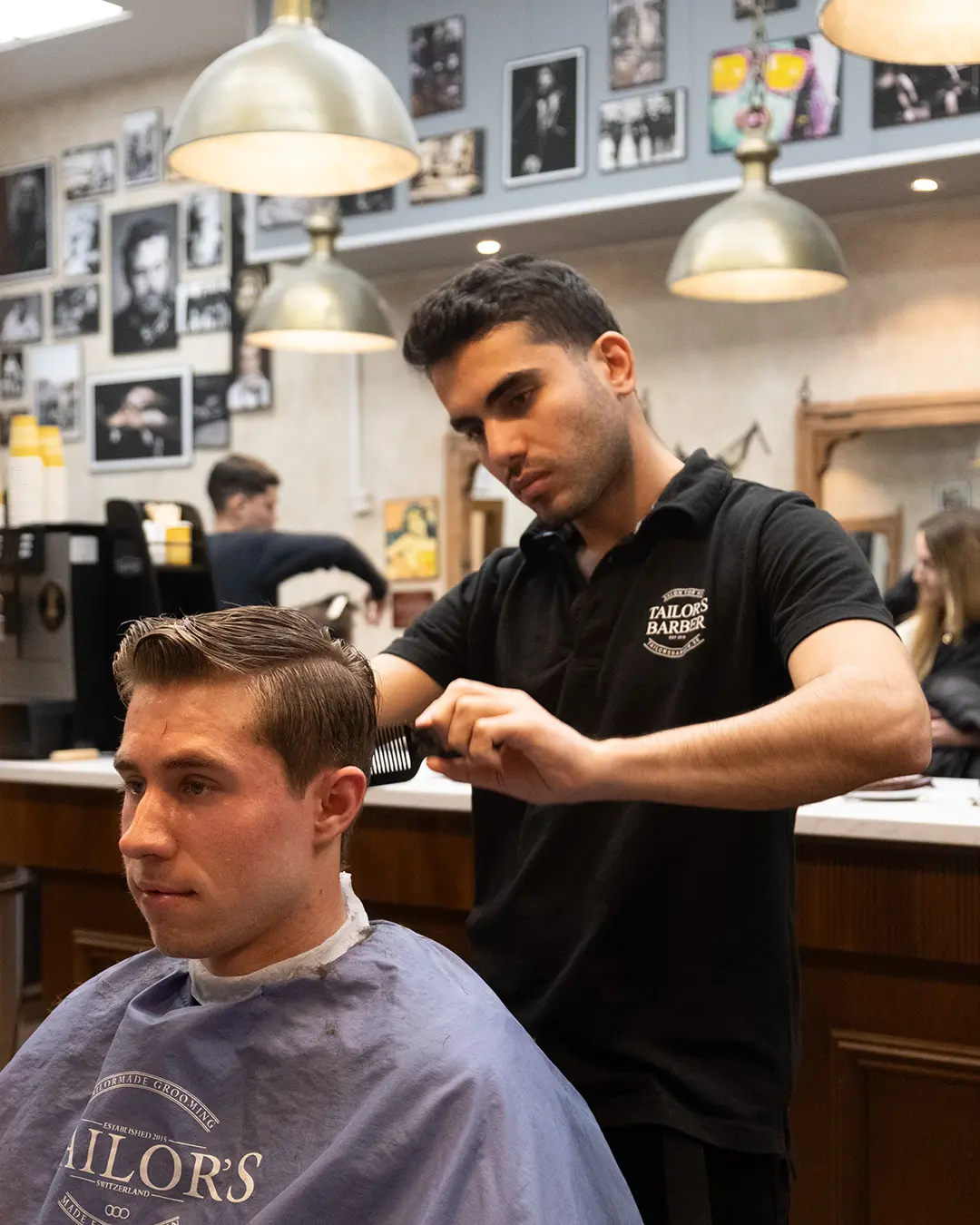 Barberare i Arninge borstar kunds hår.