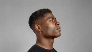 På Tailor’s Barber erbjuder vi alltid slätrakning för en mjuk look som framhäver naturliga drag.Professionell rakknivsrakning med varm handduk.