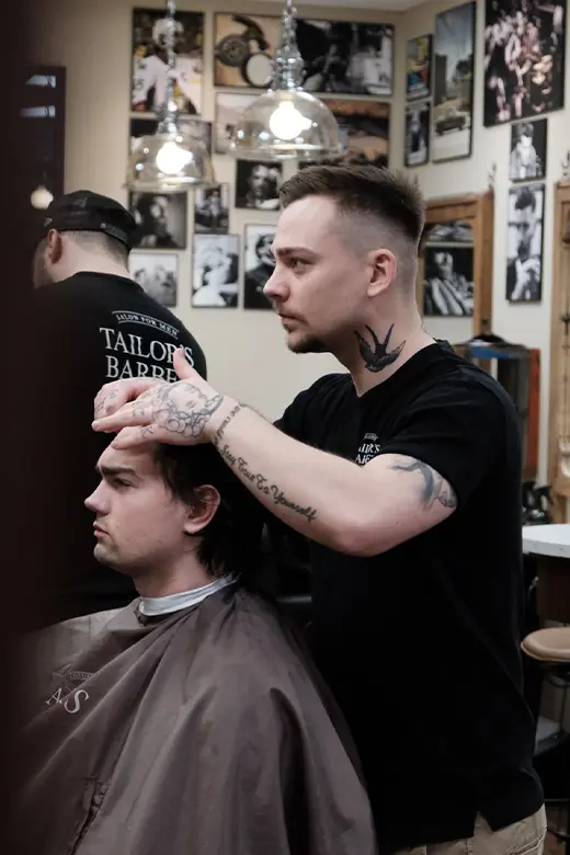 Barberare formar frisyr under herrklippning på Tailor’s Barber i Stockholm.