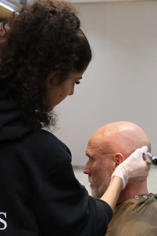 Traditionell rakning med kniv på Tailor’s Barber i Stockholm.