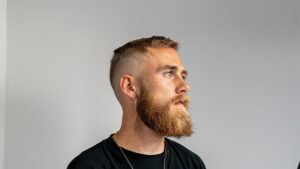 Kombinationsbehandling av herrklippning och skäggtrimning från herr frisör Täby Centrum.