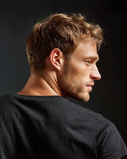 En kund som har fått sitt hår klippt av en barbar shop och herr frisör för att visa skillnad mellan barber och frisör