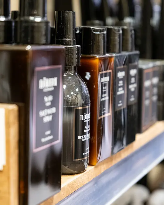 Hyllor med hårprodukter och groomingprodukter i en barber supply store hos barber stockholm.