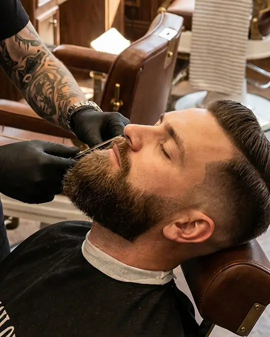 Professionell barberare i Stockholm formar skägg och fade med hög precision.