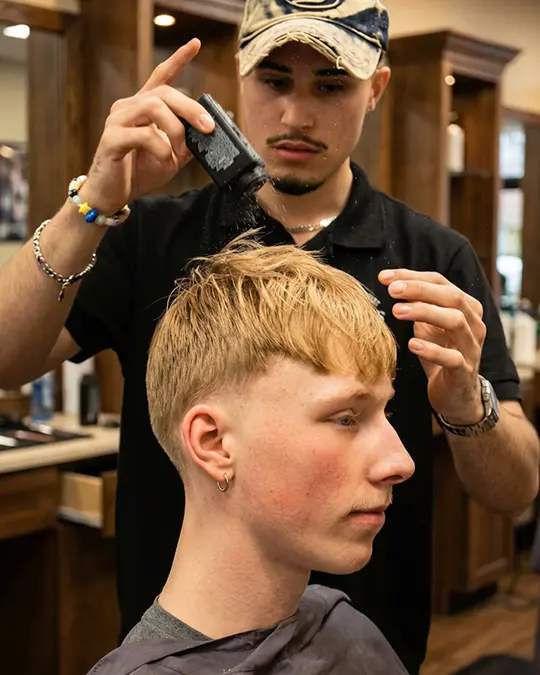 Styling efter herrklippning hos barberare i Stockholm med powder wax från Noberu
