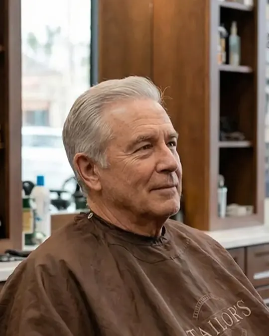 Seniorklippning för man 65+ i barbershop, klassisk herrklippning i lugnt tempo med professionellt bemötande.