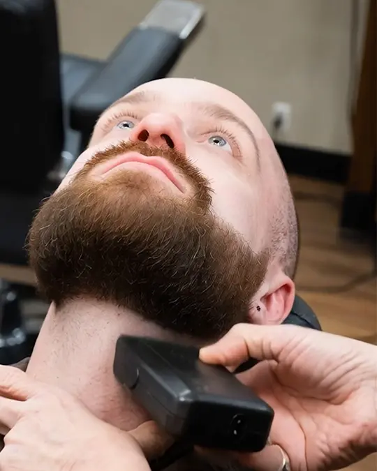 Skägg trimning hos sin barberare som har öppet på söndagar.